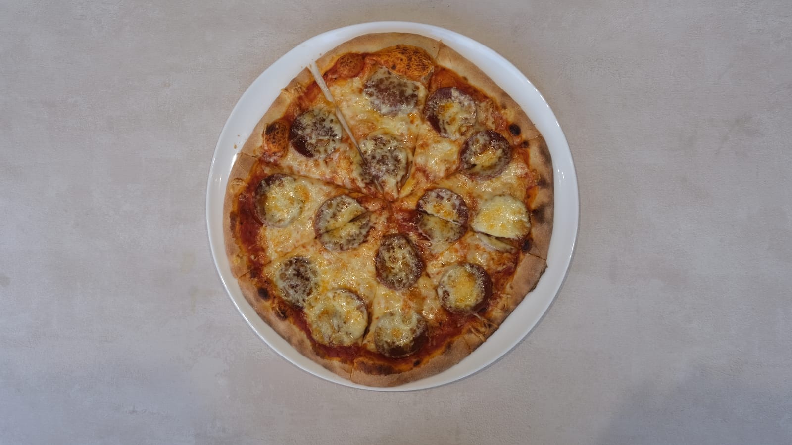 Tepeden çekilmiş pizza