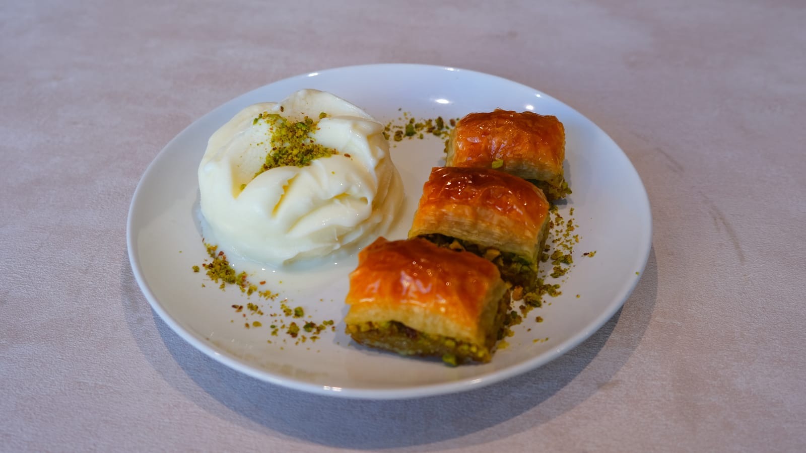 Baklava ve dondurma sunumu